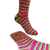 Socken aus handgefärbter Wolle, Größe 40/42, Ringelsocken, Erdbeeren, Grün, Rot Bild 2