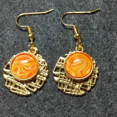 Einzigartige Ohrringe in Fluid Art Technik mit Glascabochons