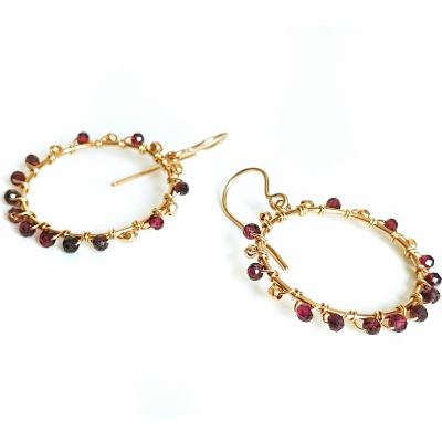 Filigrane Gold filled Ohrringe mit Granat, goldene Ohrhänger, roter Edelstein Ohrschmuck