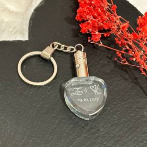 Schlüsselanhänger, Form Kristallherz aus Glas, Wunschgravur, Geschenk personalisiert für jeden Anlass Bild 1