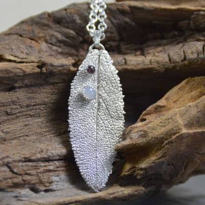 Salbeiblatt-Anhänger aus 999 Feinsilber mit Chalzedon und Rhodolith-Granat - handgemacht