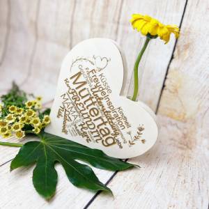 Herzaufsteller Vase, Herz aus Holz mit eingestecktem Reagenzglas für Blumen oder Rosen, personalisiert mit Wunschgravur Bild 2