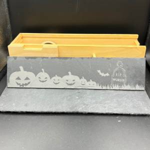 Holzkiste mit Schiefertafel, Holzkiste für Wurstwaren, Halloween Motiv Bild 3
