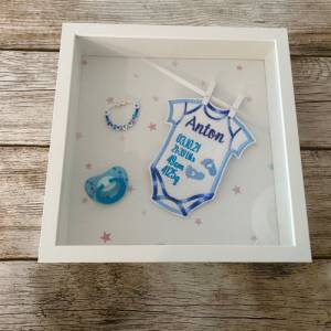 Geschenk zur Geburt, Erinnerungsrahmen, 3D-Rahmen mit besticktem Baby-Body, mit Namenskette und Schnuller Bild 7