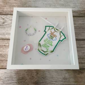 Geschenk zur Geburt, Erinnerungsrahmen, 3D-Rahmen mit besticktem Baby-Body, mit Namenskette und Schnuller Bild 8