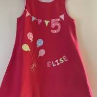 Trägerkleid Jeanskleid Mädchen Geburtstag Applikation benäht Wimpelkette Luftballons Name Zahl ab Gr.80 Bild 1