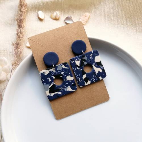 bunte Ohrringe modern aus Polymer Clay | schwarz weiß blau gemustert | Modeschmuck in ausgefallenem Design