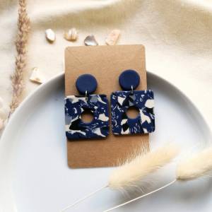 bunte Ohrringe modern aus Polymer Clay | schwarz weiß blau gemustert | Modeschmuck in ausgefallenem Design Bild 2