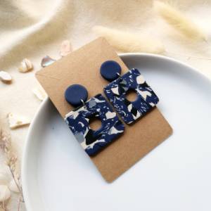 bunte Ohrringe modern aus Polymer Clay | schwarz weiß blau gemustert | Modeschmuck in ausgefallenem Design Bild 3