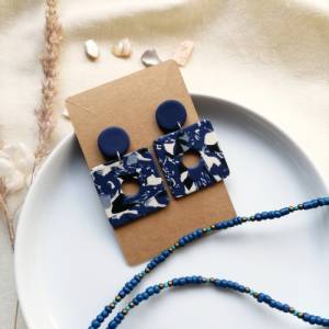bunte Ohrringe modern aus Polymer Clay | schwarz weiß blau gemustert | Modeschmuck in ausgefallenem Design Bild 4