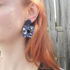 bunte Ohrringe modern aus Polymer Clay | schwarz weiß blau gemustert | Modeschmuck in ausgefallenem Design Bild 6