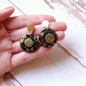 schwarze Ohrringe rund mit goldenem Ohrstecker Edelstahl | handgefertigte Polymer Clay Ohrringe mit Vintage Blumenmuster Bild 2