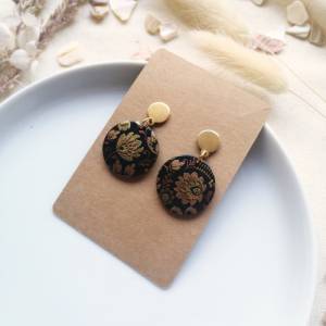 schwarze Ohrringe rund mit goldenem Ohrstecker Edelstahl | handgefertigte Polymer Clay Ohrringe mit Vintage Blumenmuster Bild 5