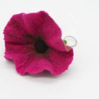 Schlüsselanhänger Blume pink aus Filz, handgearbeitet, einmaliger Taschen- oder Rucksackanhänger für Blumenfreunde Bild 1