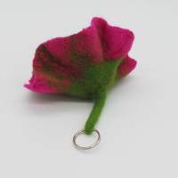 Schlüsselanhänger Blume pink aus Filz, handgearbeitet, einmaliger Taschen- oder Rucksackanhänger für Blumenfreunde Bild 2