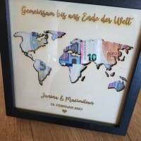 Personalisiertes Geschenk zur Hochzeit mit einer Weltenkarte im Bilderrahmen Bild 2