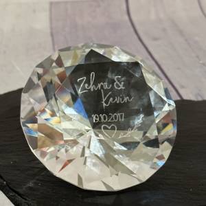 Hochzeitsgeschenk, inklusive Wunschgravur, personalisiert, Briefbeschwerer in Form eines Diamanten aus Glas Bild 1