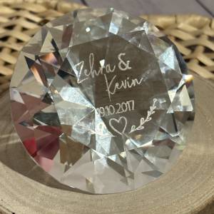 Hochzeitsgeschenk, inklusive Wunschgravur, personalisiert, Briefbeschwerer in Form eines Diamanten aus Glas Bild 2