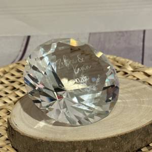 Hochzeitsgeschenk, inklusive Wunschgravur, personalisiert, Briefbeschwerer in Form eines Diamanten aus Glas Bild 3