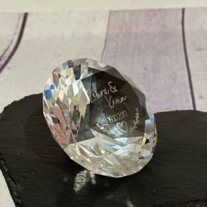 Hochzeitsgeschenk, inklusive Wunschgravur, personalisiert, Briefbeschwerer in Form eines Diamanten aus Glas Bild 4