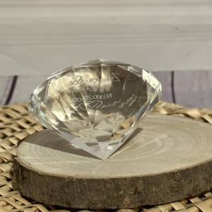 Hochzeitsgeschenk, inklusive Wunschgravur, personalisiert, Briefbeschwerer in Form eines Diamanten aus Glas Bild 5