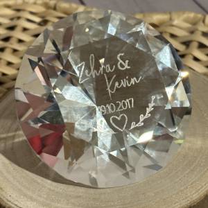 Hochzeitsgeschenk, inklusive Wunschgravur, personalisiert, Briefbeschwerer in Form eines Diamanten aus Glas Bild 6