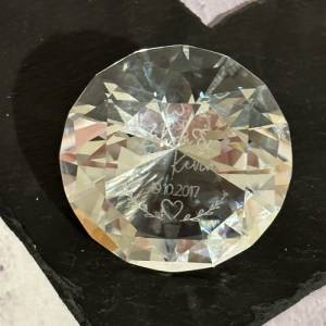 Hochzeitsgeschenk, inklusive Wunschgravur, personalisiert, Briefbeschwerer in Form eines Diamanten aus Glas Bild 7
