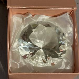 Hochzeitsgeschenk, inklusive Wunschgravur, personalisiert, Briefbeschwerer in Form eines Diamanten aus Glas Bild 8