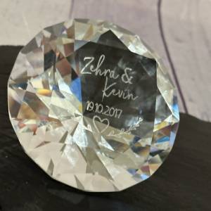 Hochzeitsgeschenk, inklusive Wunschgravur, personalisiert, Briefbeschwerer in Form eines Diamanten aus Glas Bild 9