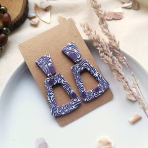 lange Ohrringe eckig | Blau Weiß und Violett | Statementohrringe mit psychedelischem Muster Bild 3