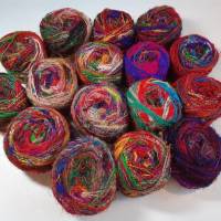 100 g Knäuel recyceltes Sari Silk Garn, handgesponnen, multicolor, Unikate, 100 m Bild 1