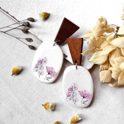 Ohrringe mit Blumen aus Polymer Clay • Ohrschmuck | Ohrhänger | Perlmuttoptik | Frühling | Blumenmotiv