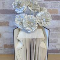 gefaltetes Buch - klassische Vase mit Landnelken // Papierblumen // Dekoration // Blumen aus alten Buchseiten // Buchdek Bild 2