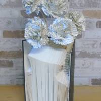 gefaltetes Buch - klassische Vase mit Landnelken // Papierblumen // Dekoration // Blumen aus alten Buchseiten // Buchdek Bild 4