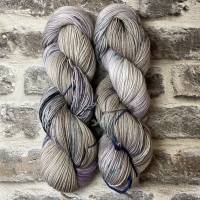 STEINBLÜTE- Handgefärbte Merino-Wolle im Strang Bild 1