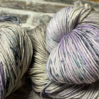 STEINBLÜTE- Handgefärbte Merino-Wolle im Strang Bild 2