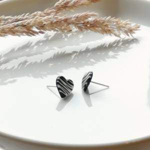 Herz Ohrstecker Zebra, schwarz weiß gestreifte Ohrstecker aus Polymer Clay Bild 4