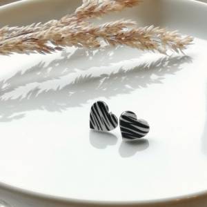 Herz Ohrstecker Zebra, schwarz weiß gestreifte Ohrstecker aus Polymer Clay Bild 5
