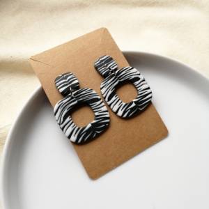 große eckige Ohrringe mit Zebra Muster, schwarz weiße Polymer Ohrringe, quadratische Statementohrringe Bild 3