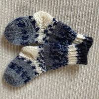 Kleine Socken für kleine Schätzchen, Neugeborenen- und Frühchensocken, handgestrickt in den Farben  grau-blau-weiss Bild 1