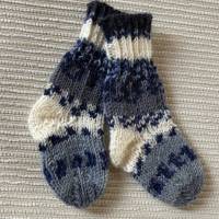 Kleine Socken für kleine Schätzchen, Neugeborenen- und Frühchensocken, handgestrickt in den Farben  grau-blau-weiss Bild 2
