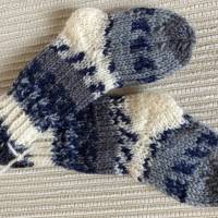 Kleine Socken für kleine Schätzchen, Neugeborenen- und Frühchensocken, handgestrickt in den Farben  grau-blau-weiss Bild 3