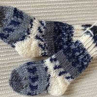 Kleine Socken für kleine Schätzchen, Neugeborenen- und Frühchensocken, handgestrickt in den Farben  grau-blau-weiss Bild 5