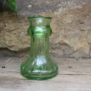Vase aus grünem Pressglas Vintage 60er 70er Jahre DDR Bild 1