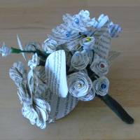 Papierblumen – kleiner Strauß Blumenmix // Dekoration // Papierblüten // Blumenstrauß // Blumen aus alten Buchseiten // Bild 10