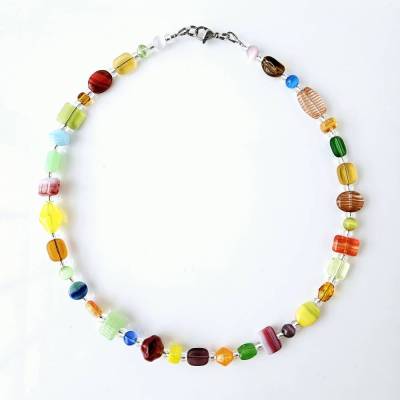 bunte Kette aus Glasperlen, Glasperlenkette, bunte Kette