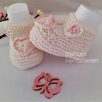 Baby Schuhe Erstlingsschuhe handgestrickt in Ballerinaform naturweiss mit weiss- rosefarbener  Herz Applikation Bild 3