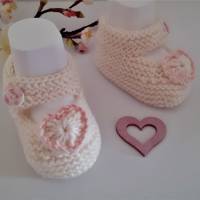 Baby Schuhe Erstlingsschuhe handgestrickt in Ballerinaform naturweiss mit weiss- rosefarbener  Herz Applikation Bild 9