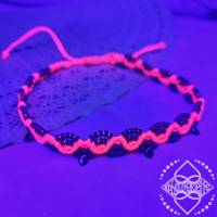 Neon pinkes Fussband mit schwarzen Glasperlen - größenverstellbar - Makramee Bild 2