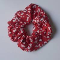 Scrunchie / Haargummi  genäht Jersey rot mit weißen Blumen Bild 1